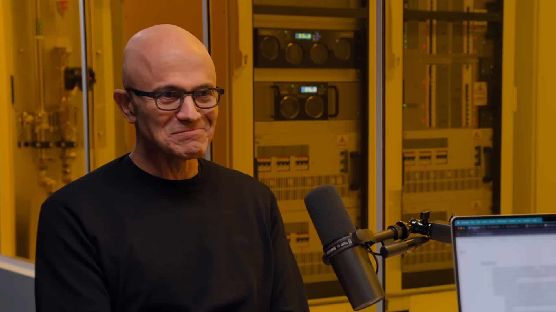 De CEO van Microsoft verbrijzelt de ontsloeg met sterrenogen over AI