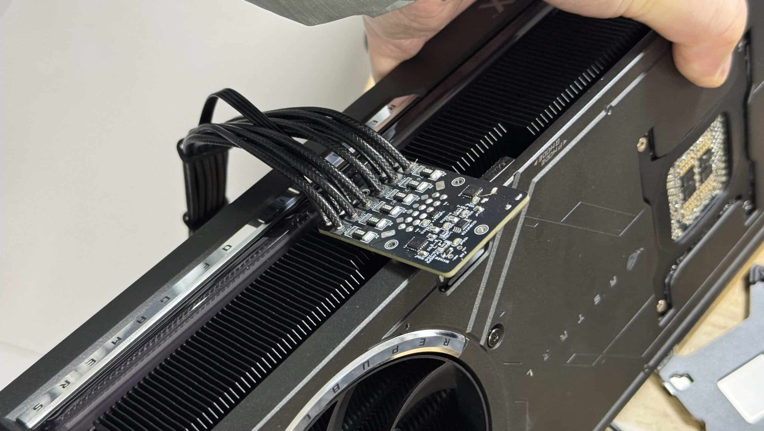 Iemand heeft een printplaat gemaakt om te voorkomen dat RTX 50-serie connectoren smelten