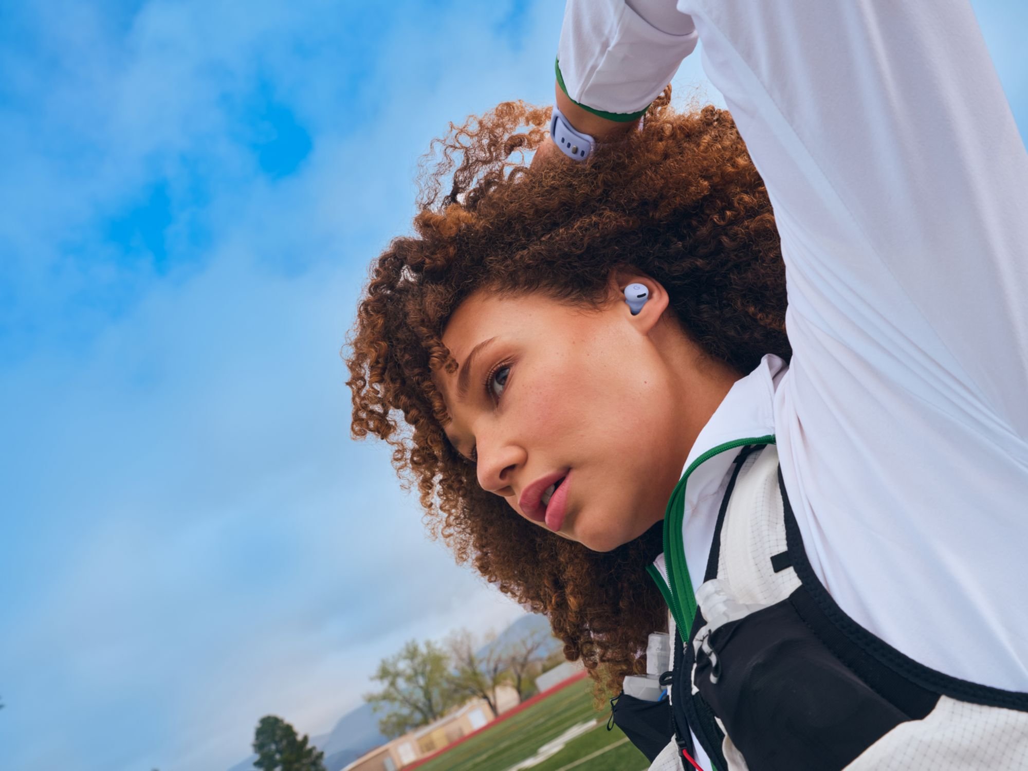 Google Pixel Buds 2a lifestyle image leak 11