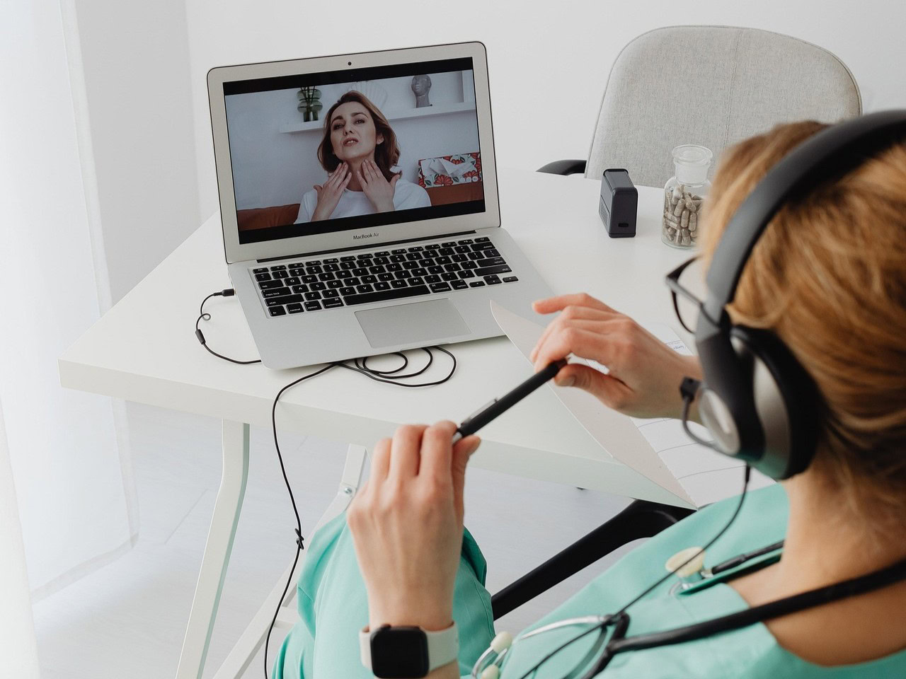 Particuliere telehealth op budgettelefoons voor langdurig herstel