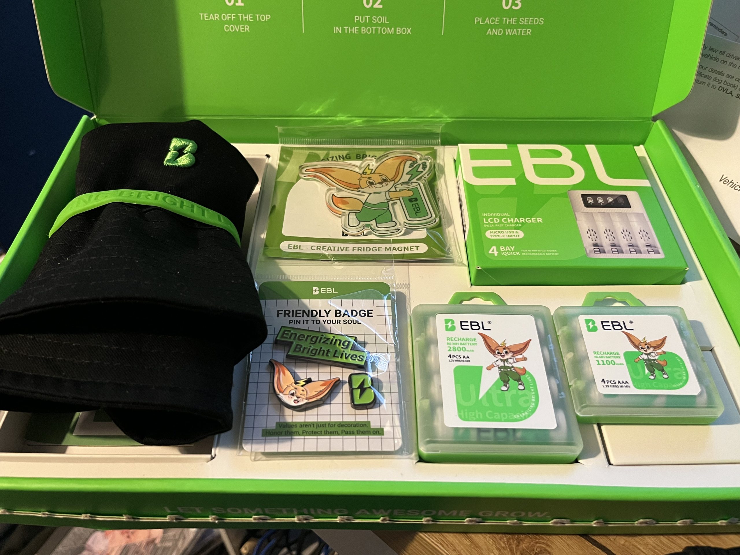 De EBL-oplader en batterijen bieden eenvoudig en milieuvriendelijk opladen