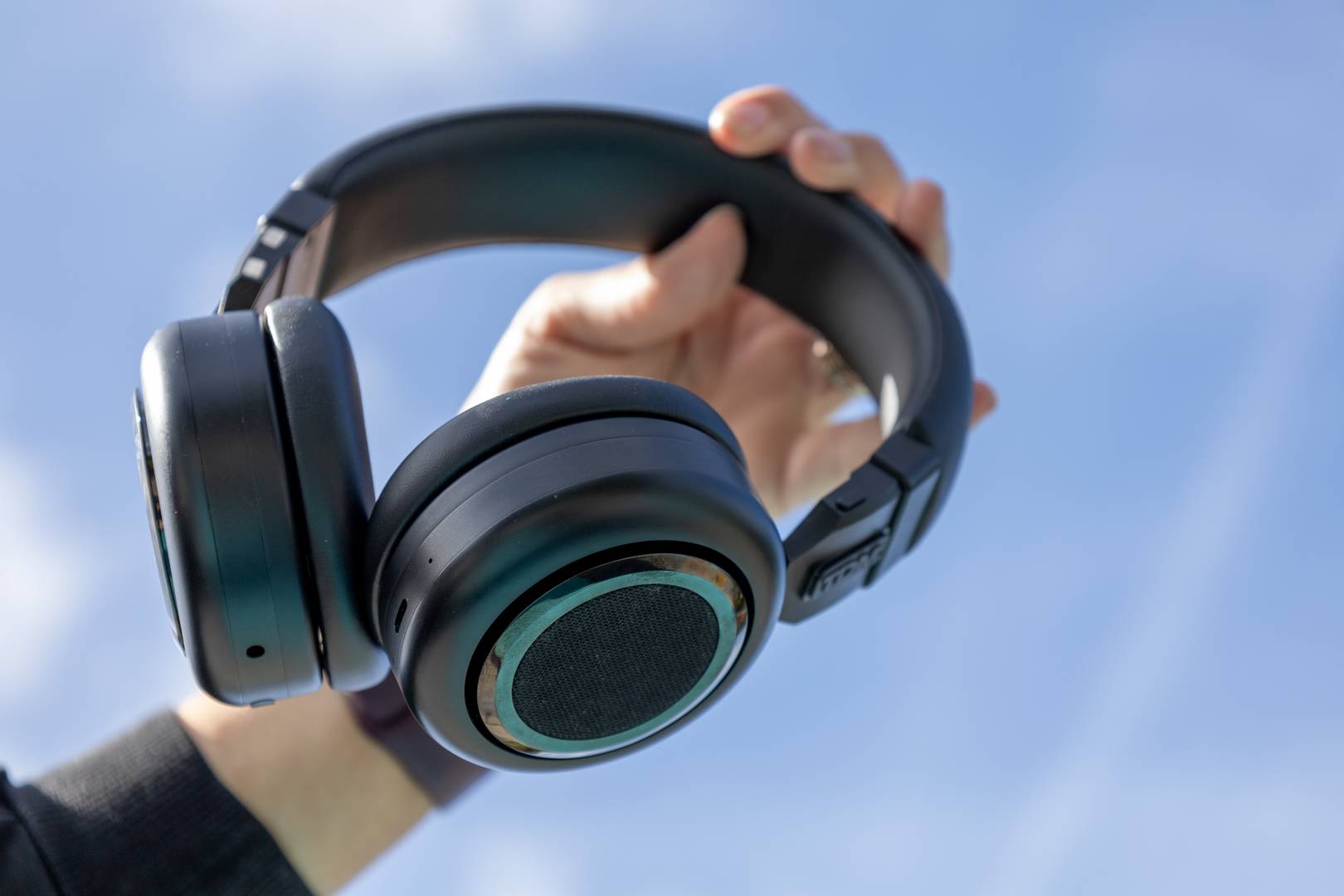 De Neo-hoofdtelefoon van TDM verandert in een luidspreker met een simpele draai