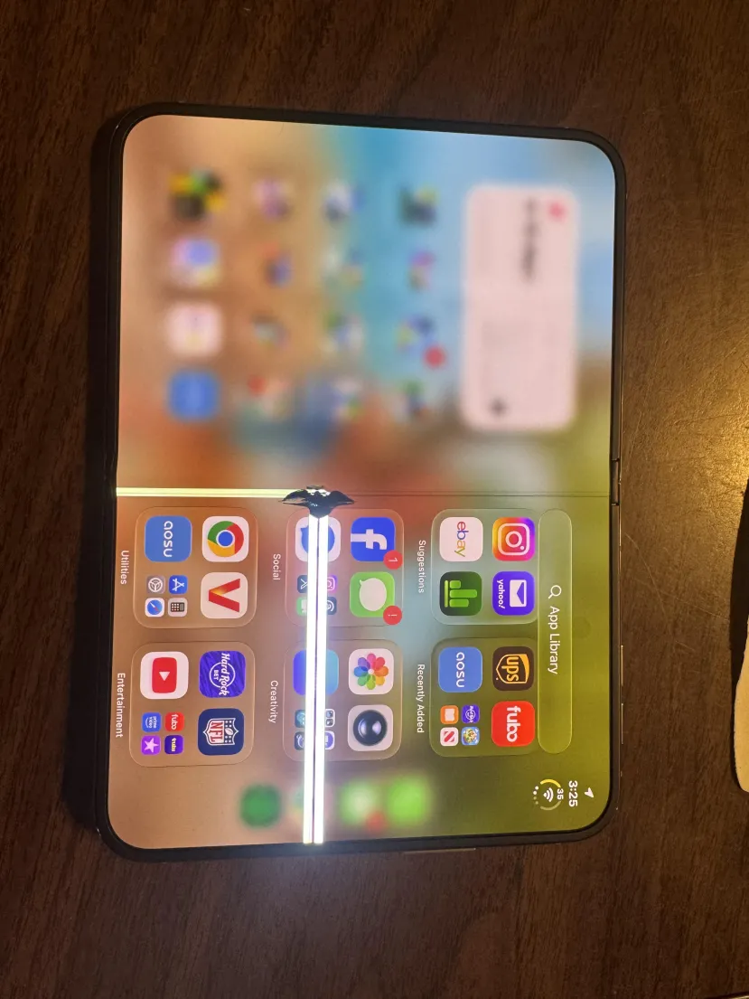 Geeknetic Usuarios del iPhone Duo reportan endurecimiento de la bisagra die puede acabar rompiendo la pantalla 2